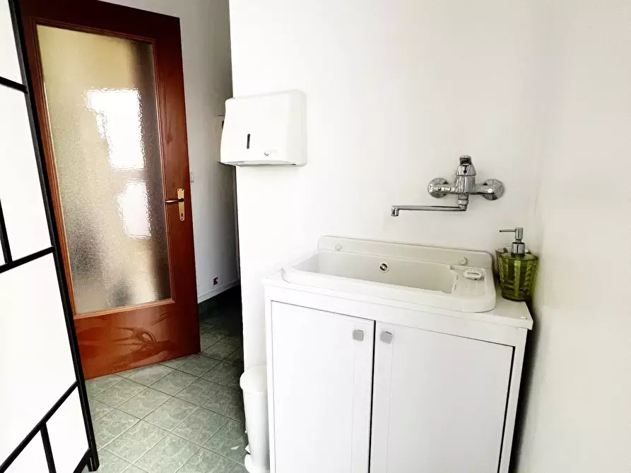 Immagine 9 di Locale commerciale in affitto  in corso Abbiate a Vercelli