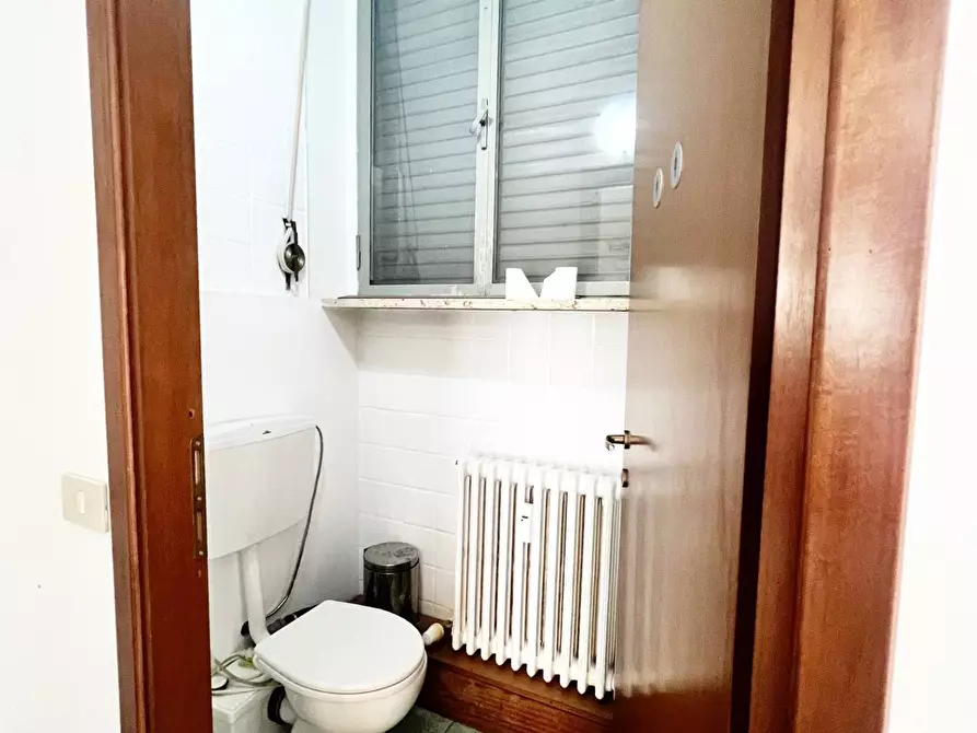 Immagine 10 di Locale commerciale in affitto  in corso Abbiate a Vercelli