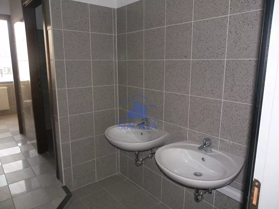 Immagine 11 di Ufficio in affitto  a Caponago