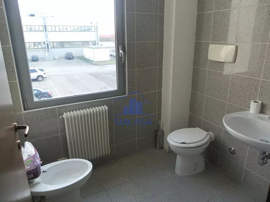 Immagine 12 di Ufficio in affitto  a Caponago