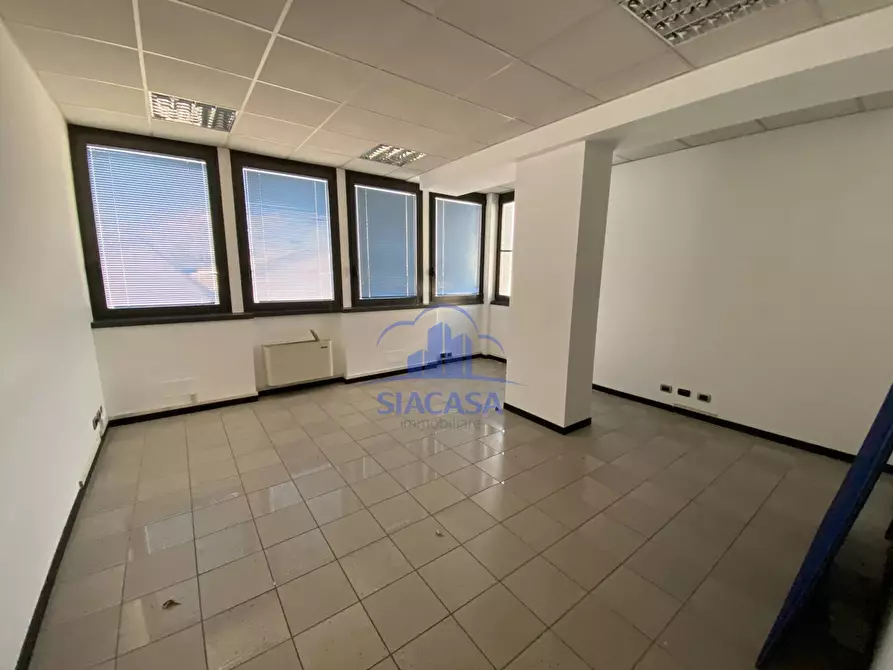 Immagine 21 di Ufficio in affitto  a Caponago