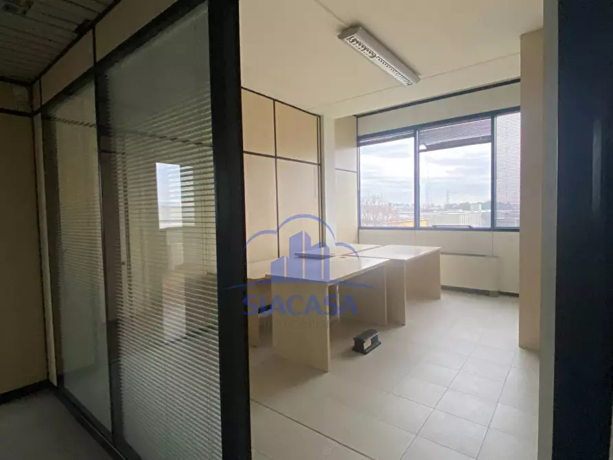 Immagine 3 di Ufficio in vendita  a Arcore