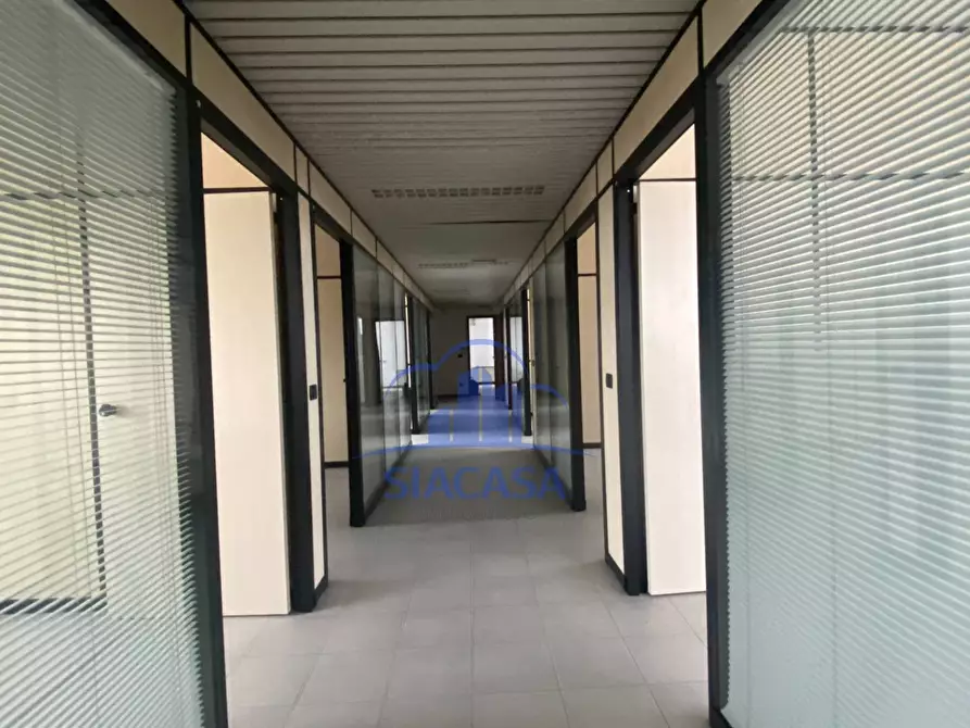 Immagine 11 di Ufficio in vendita  a Arcore