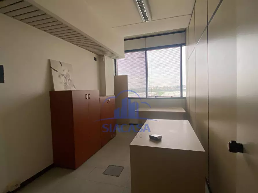 Immagine 13 di Ufficio in vendita  a Arcore