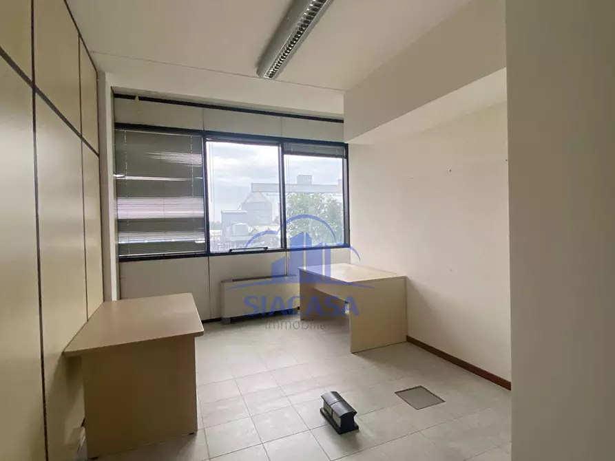 Immagine 14 di Ufficio in vendita  a Arcore