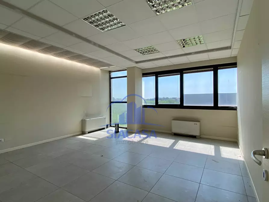 Immagine 15 di Ufficio in affitto  a Inzago