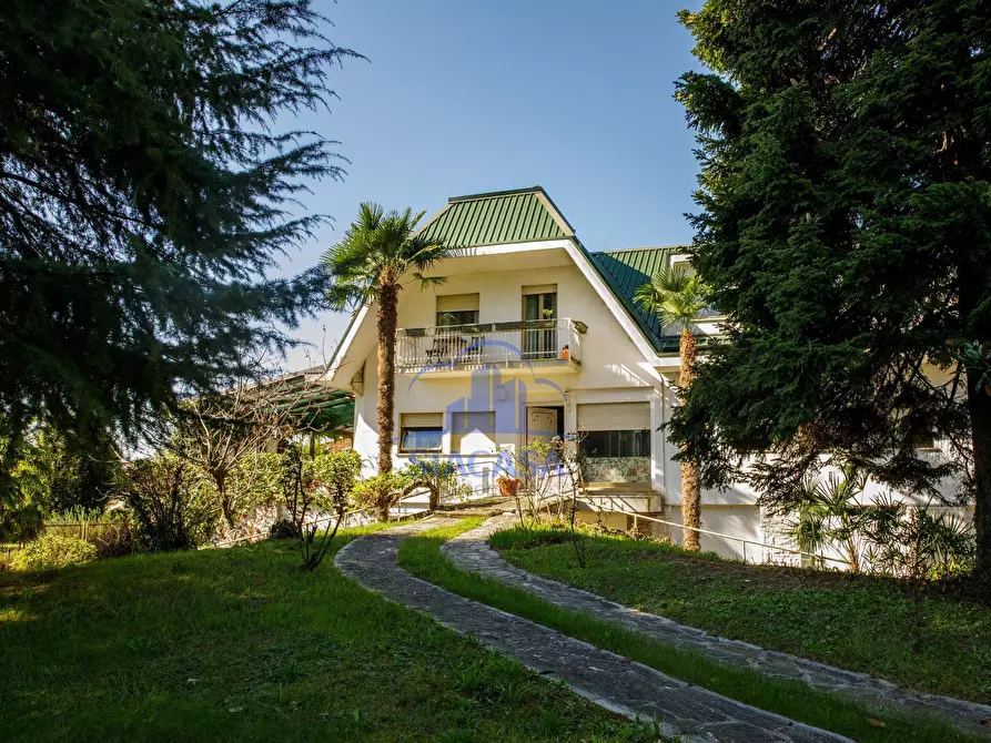 Immagine 1 di Villa in vendita  a Usmate Velate