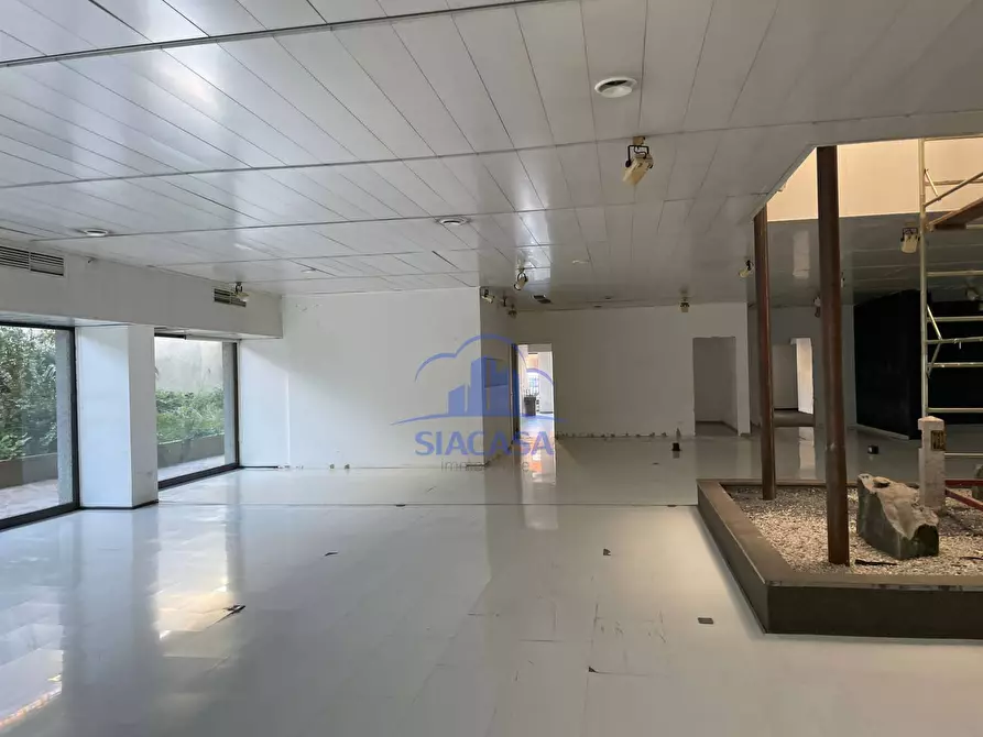 Immagine 4 di Negozio in affitto  a Trezzo Sull'adda