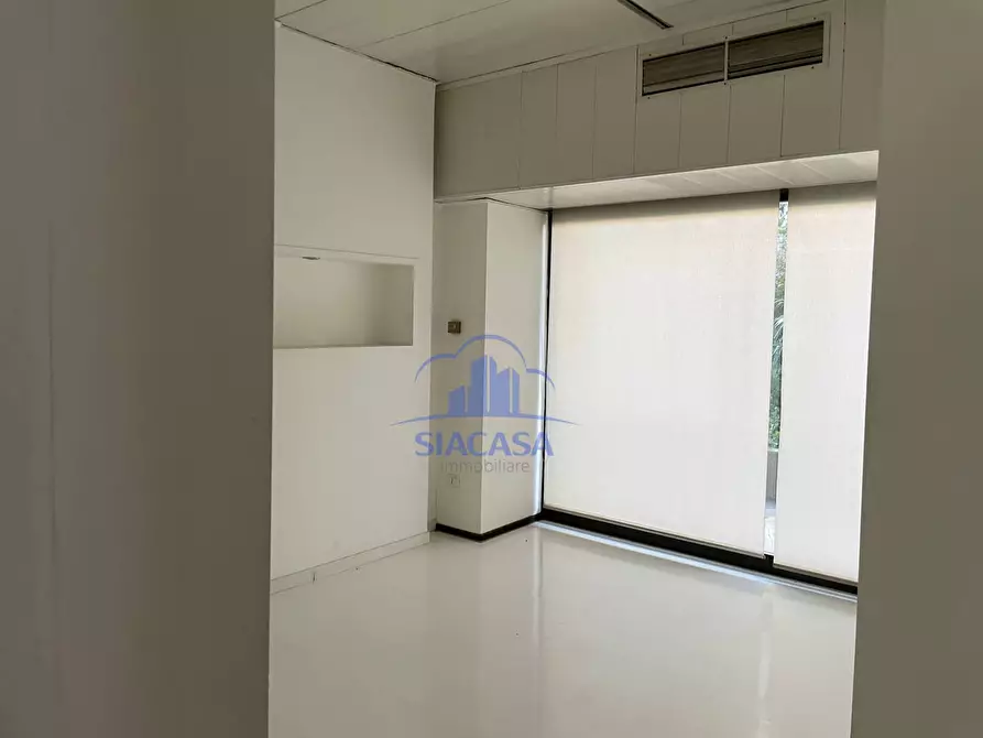 Immagine 5 di Negozio in affitto  a Trezzo Sull'adda