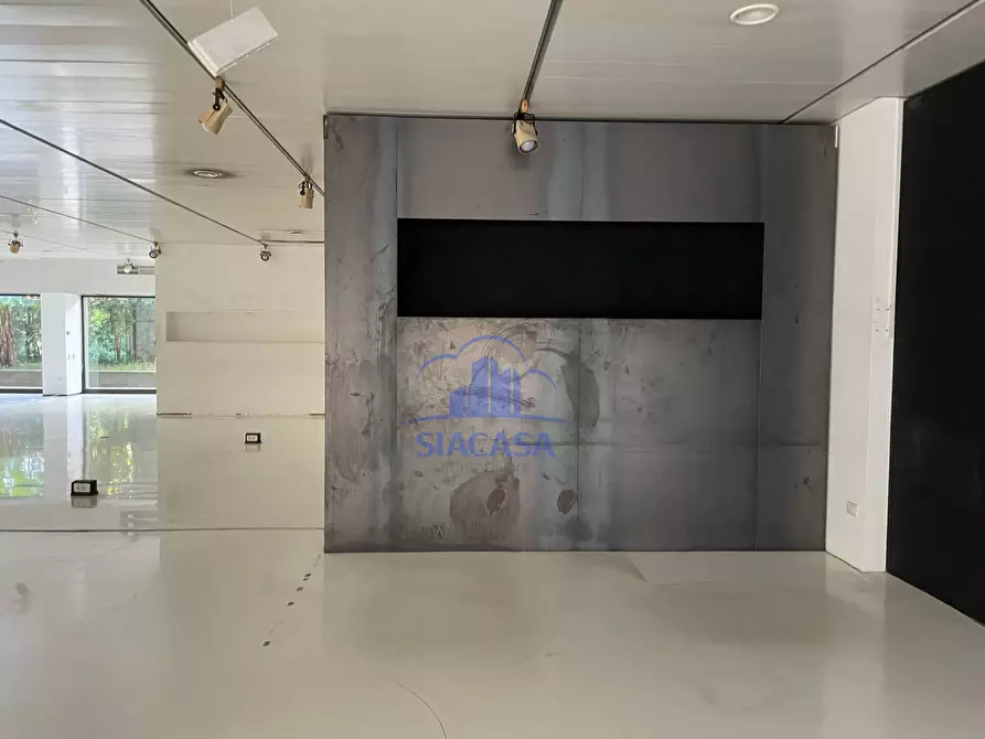 Immagine 8 di Negozio in affitto  a Trezzo Sull'adda