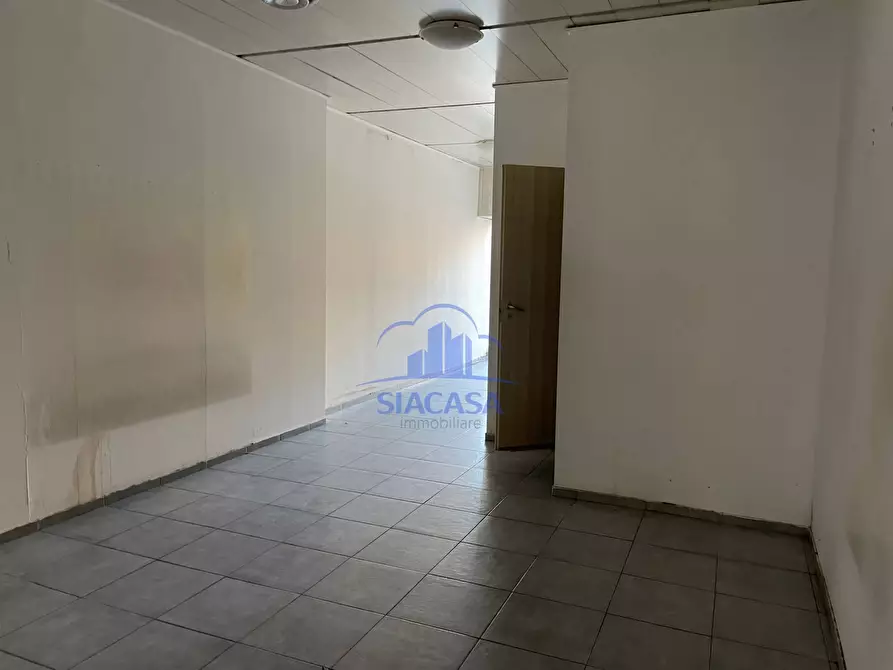 Immagine 9 di Negozio in affitto  a Trezzo Sull'adda