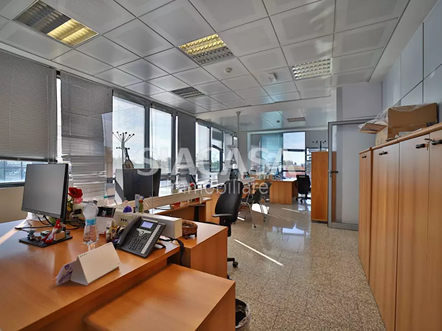 Immagine 10 di Ufficio in affitto  a Mezzago