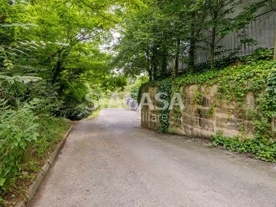 Immagine 2 di Capannone industriale in vendita  in Erba a Erba