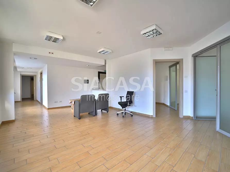 Immagine 20 di Ufficio in affitto  a Merate