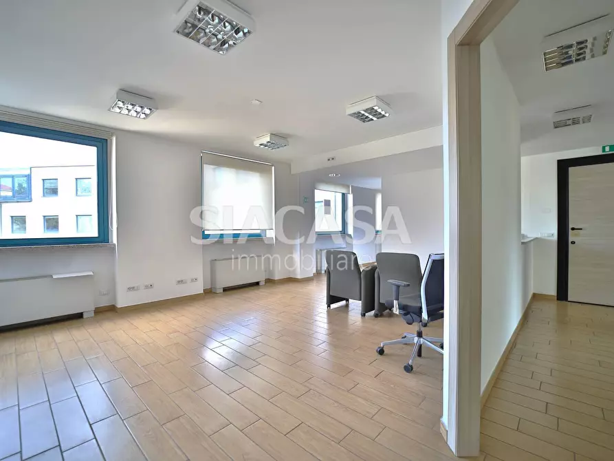 Immagine 23 di Ufficio in affitto  a Merate
