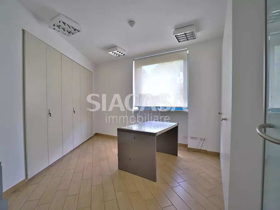 Immagine 27 di Ufficio in affitto  a Merate