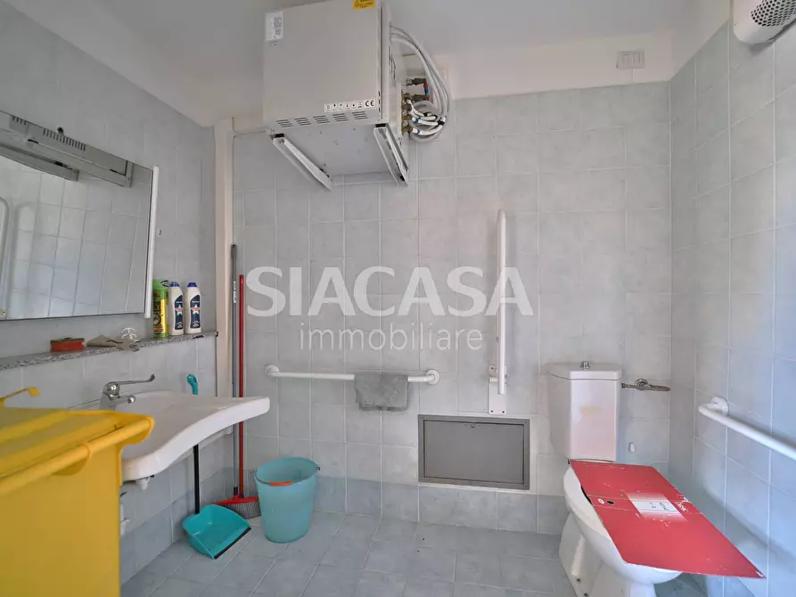 Immagine 30 di Ufficio in affitto  a Merate