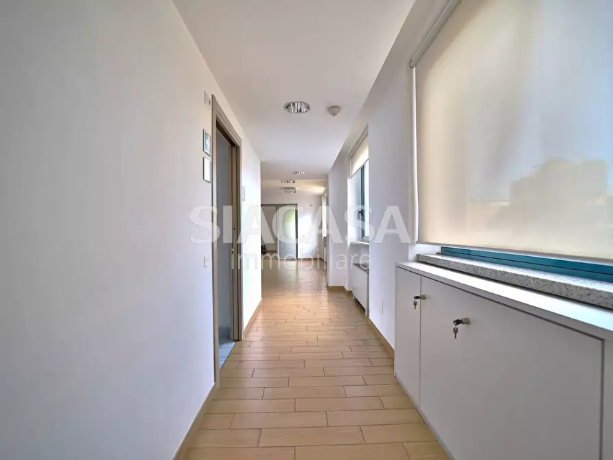 Immagine 17 di Ufficio in vendita  a Merate