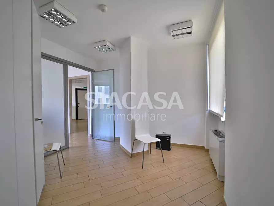 Immagine 22 di Ufficio in vendita  a Merate