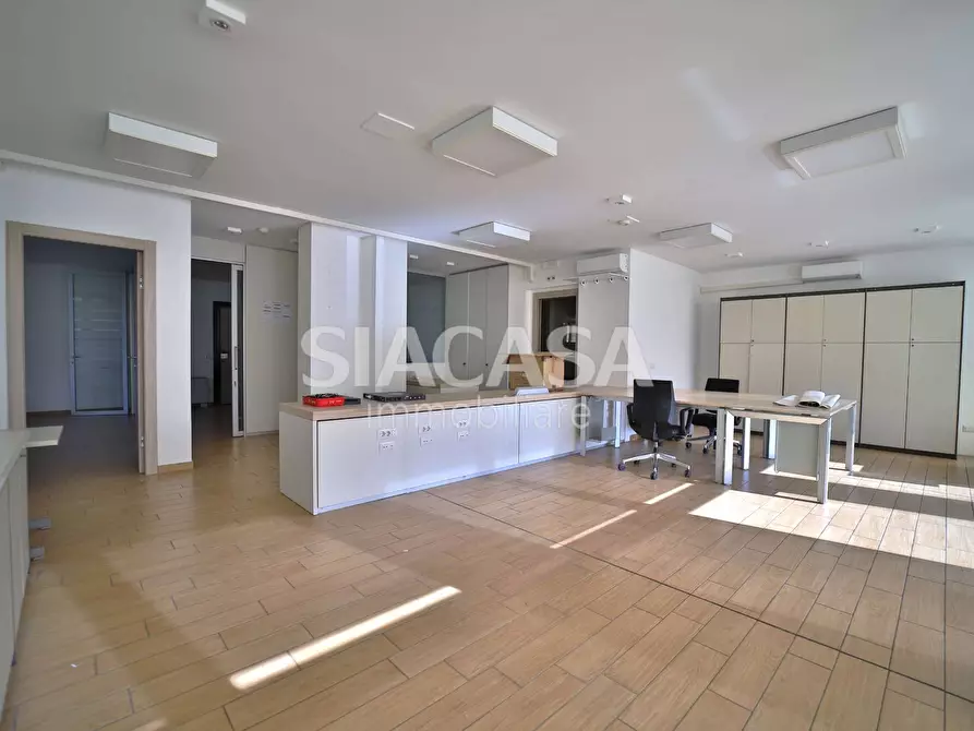 Immagine 17 di Ufficio in vendita  a Merate