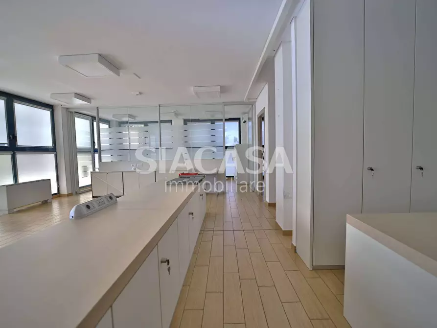 Immagine 21 di Ufficio in vendita  a Merate
