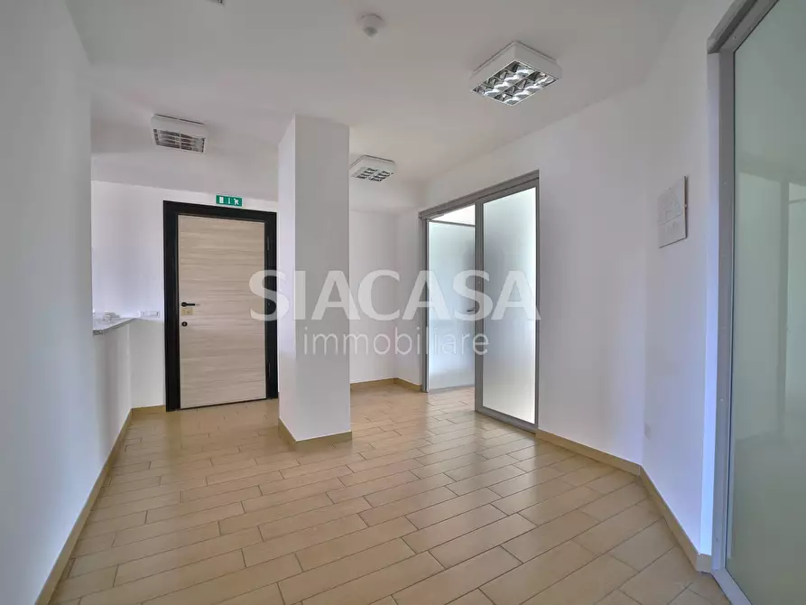 Immagine 25 di Ufficio in vendita  a Merate