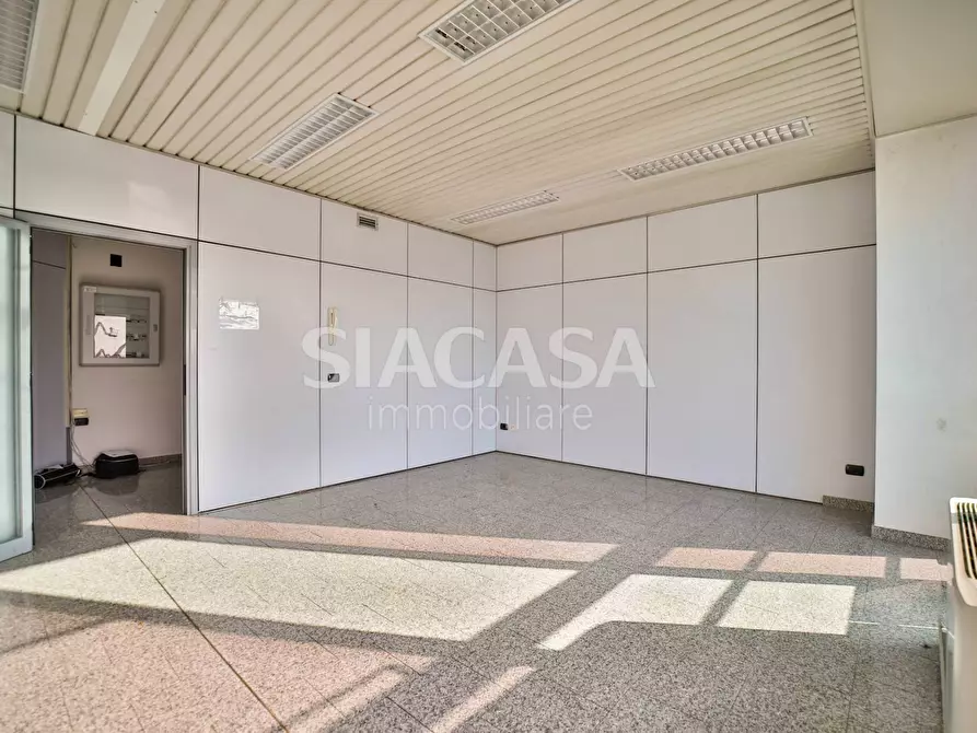 Immagine 23 di Ufficio in affitto  a Mezzago