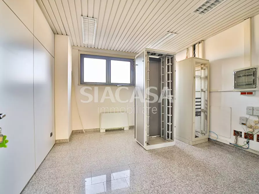 Immagine 28 di Ufficio in affitto  a Mezzago