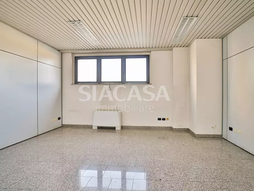 Immagine 29 di Ufficio in affitto  a Mezzago