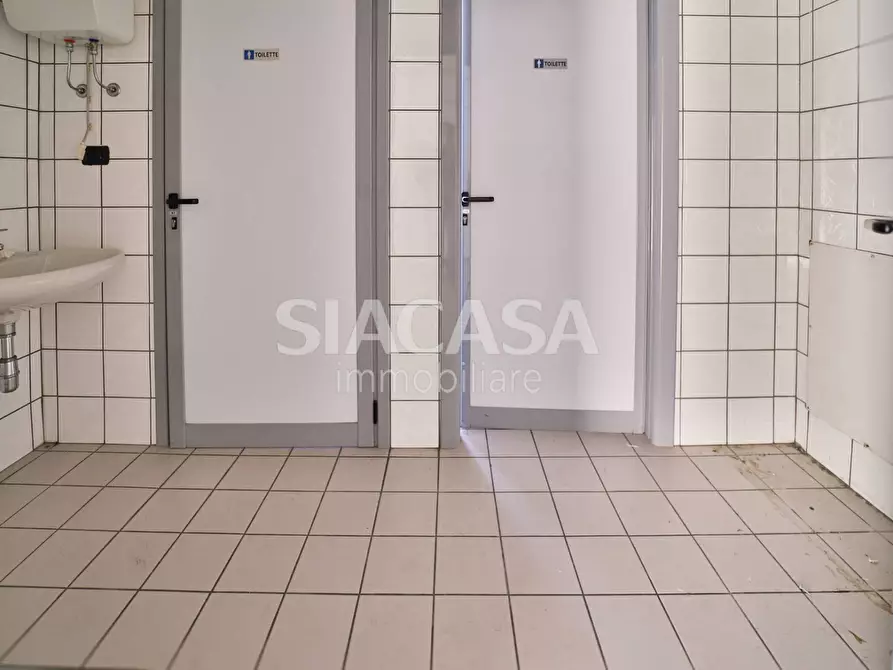 Immagine 11 di Ufficio in affitto  a Mezzago