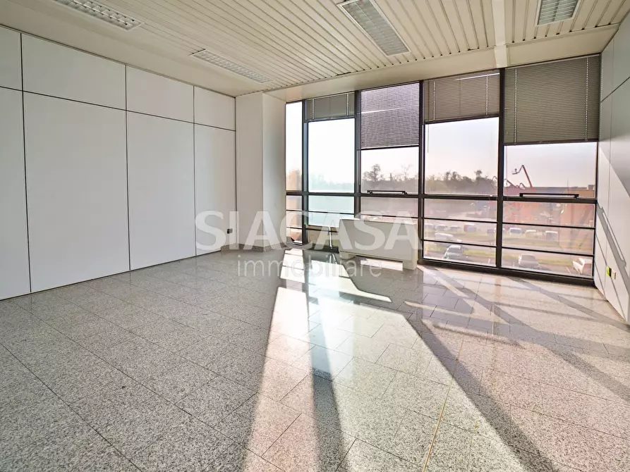 Immagine 12 di Ufficio in affitto  a Mezzago