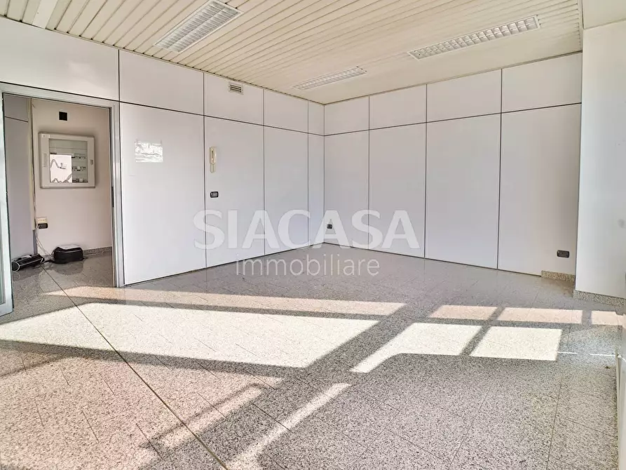 Immagine 13 di Ufficio in affitto  a Mezzago