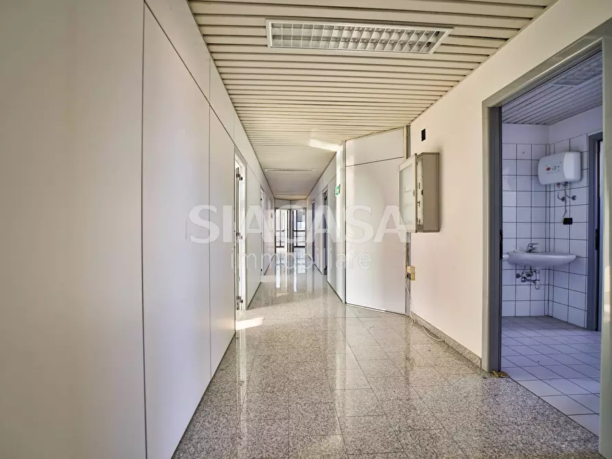 Immagine 16 di Ufficio in affitto  a Mezzago