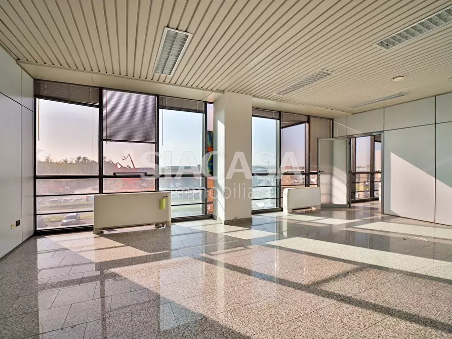 Immagine 17 di Ufficio in affitto  a Mezzago