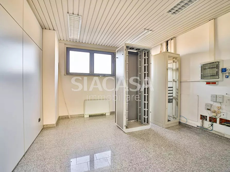 Immagine 18 di Ufficio in affitto  a Mezzago