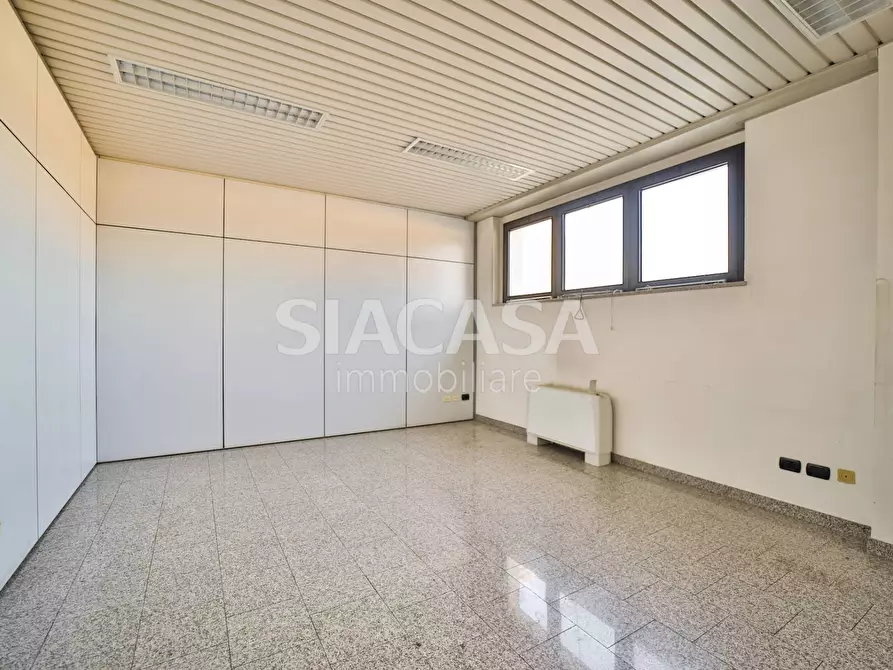 Immagine 21 di Ufficio in affitto  a Mezzago