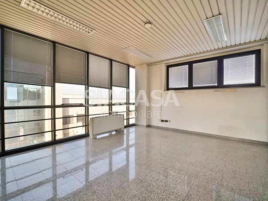 Immagine 24 di Ufficio in affitto  a Mezzago