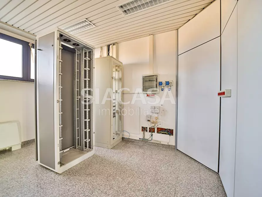 Immagine 26 di Ufficio in affitto  a Mezzago