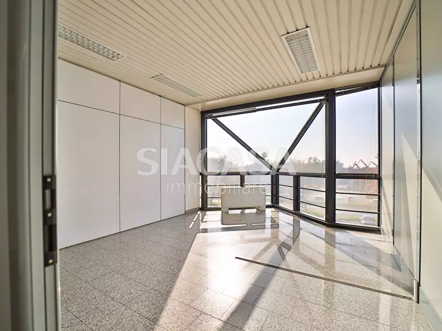 Immagine 27 di Ufficio in affitto  a Mezzago