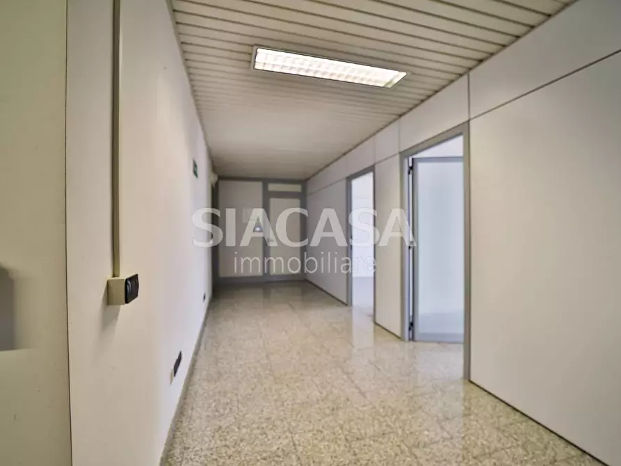 Immagine 8 di Ufficio in affitto  a Mezzago