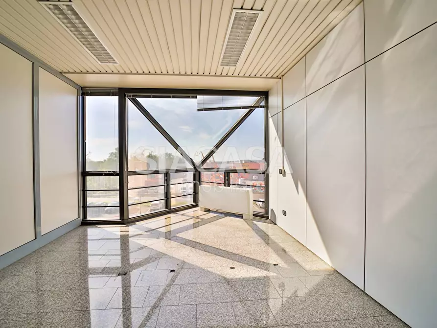 Immagine 11 di Ufficio in affitto  a Mezzago