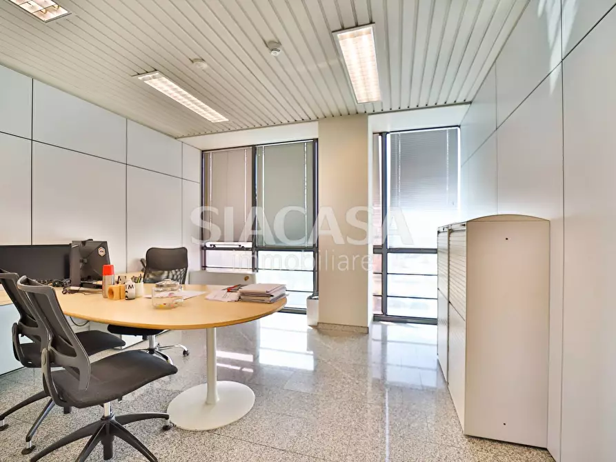 Immagine 13 di Ufficio in affitto  a Mezzago