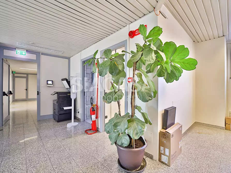 Immagine 17 di Ufficio in affitto  a Mezzago