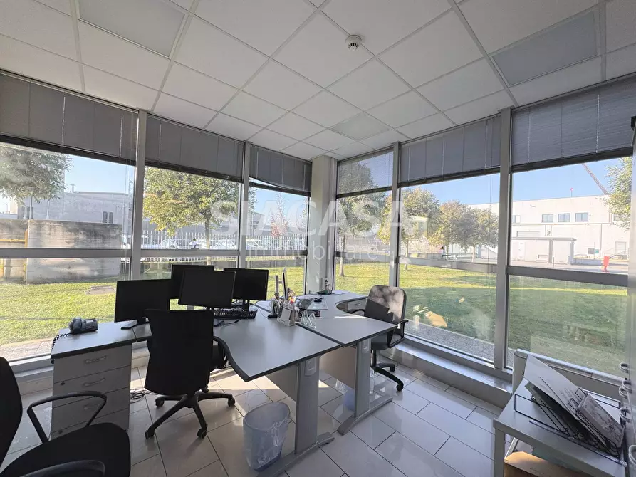 Immagine 8 di Capannone industriale in affitto  a Mezzago