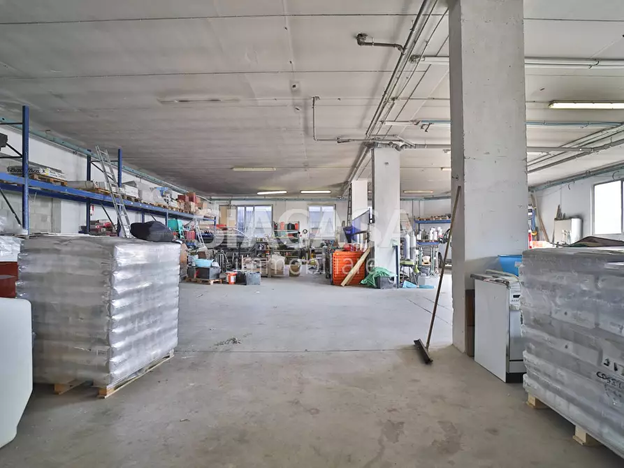 Immagine 2 di Magazzino in affitto  a Cologno Monzese