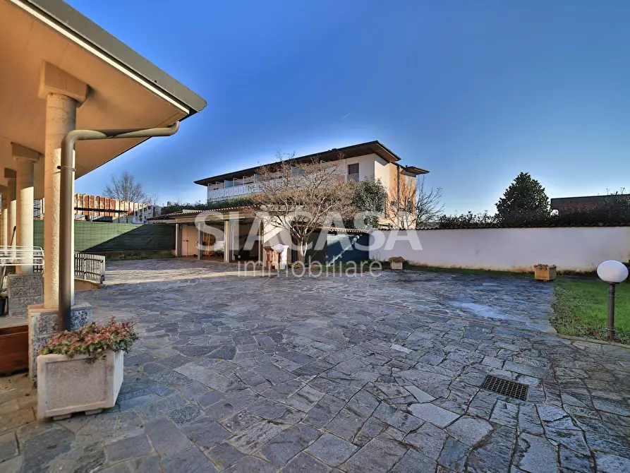 Immagine 26 di Villa in vendita  in via Volta a Busnago