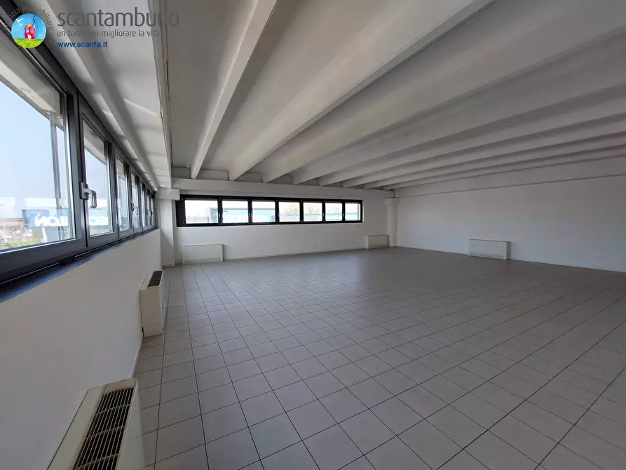 Immagine 24 di Negozio in vendita  a Treviso