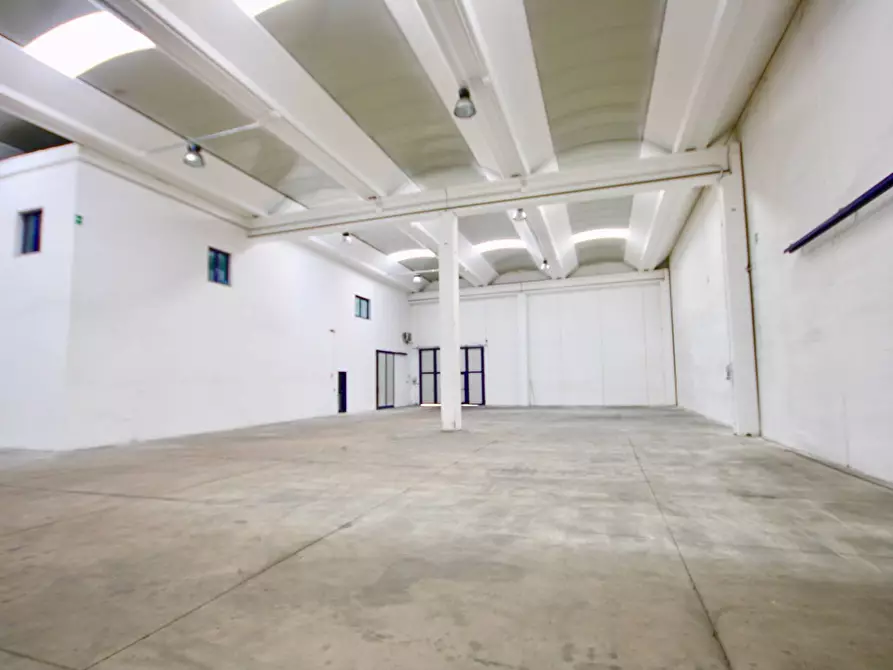 Immagine 11 di Capannone industriale in vendita  in Via Gabon a Olbia