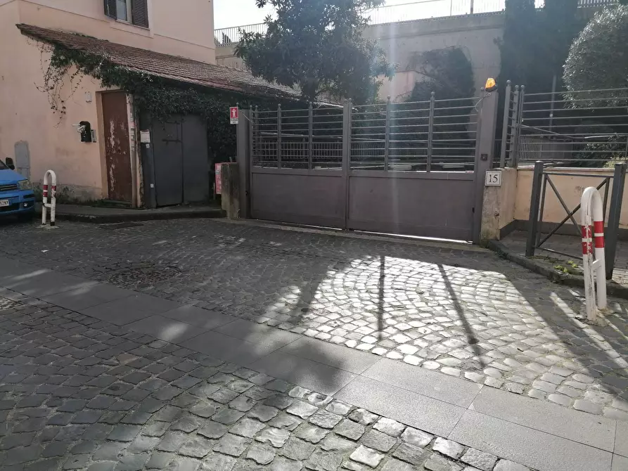 Immagine 1 di Box auto in vendita  in Via dei Fabi a Roma