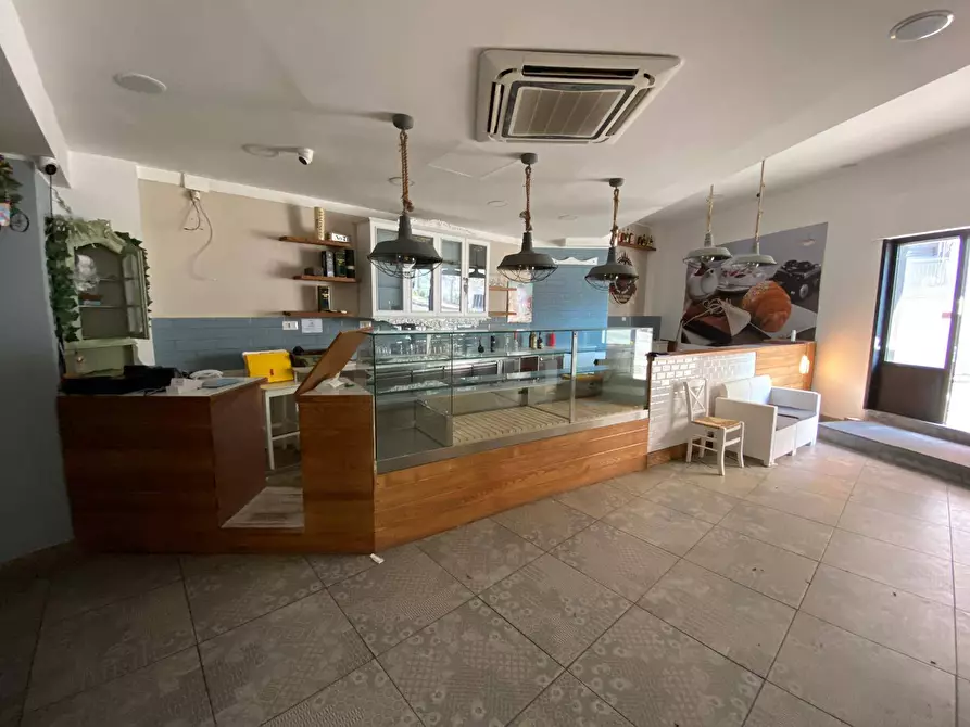 Immagine 4 di Negozio in vendita  in via Pini di Solimene a San Giorgio A Cremano